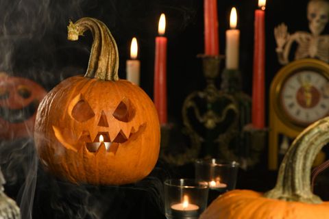 Kvíz: Halloween není jediný strašidelný svátek. Kde obětovávají rum a kopou mrtvoly?