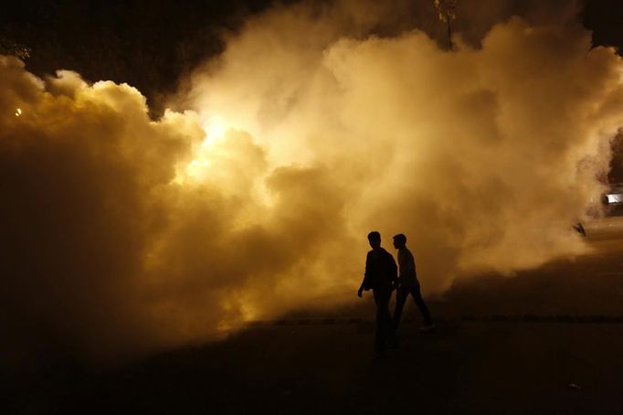 Men walk amid the smoke of an anti-mosquito gas near the banks of river Ganges ahead of the "Kumbh Mela" (Pitcher Festival) in the northern Indian city of Allahabad January 11, 2013. During the festival, Hindus take part in a religious gathering on the banks of the river Ganges. "Kumbh Mela" will return to Allahabad in 12 years. REUTERS/Ahmad Masood (INDIA - Tags: RELIGION SOCIETY) Published: Led. 11, 2013, 6:19 odp.