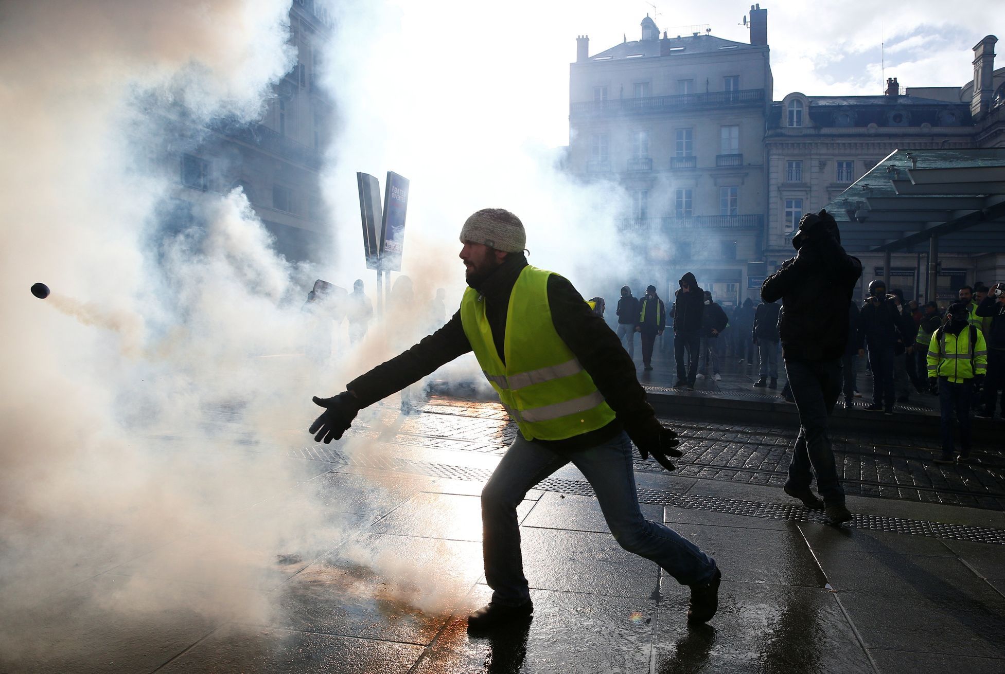 Protesty Francie Angers žluté vesty slzný plyn