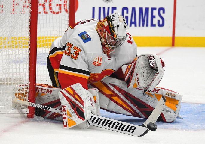 Oct 19, 2019; Los Angeles, CA, USA; Calgary Flames goaltender David Rittich (33) makes a save against the Los Angeles Kings in the second period at Staples Center. Mandat