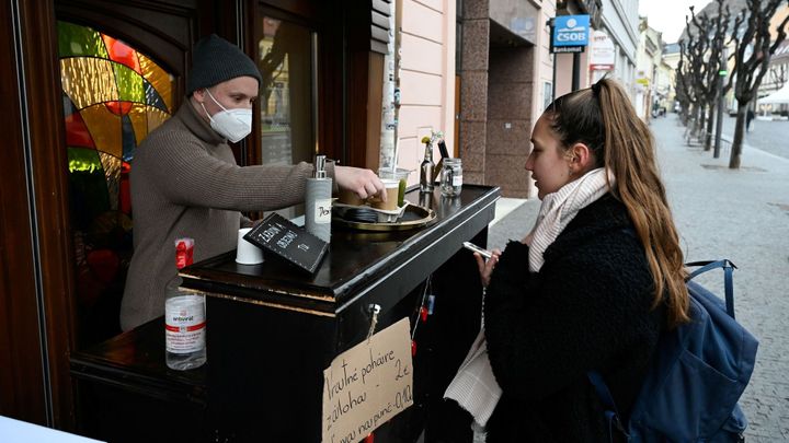 Lockdown v Rakousku zabral, nakažených ubývá. Na Slovensku čísla příliš neklesla; Zdroj foto: Reuters