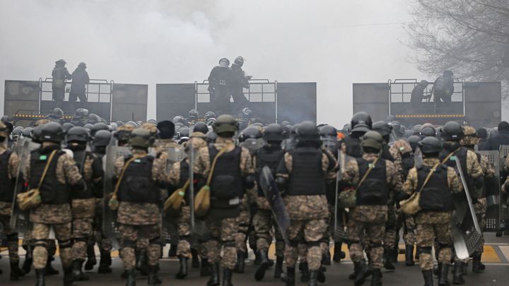 Nepokoje v Kazachstánu sílí. Na hlavní náměstí v Almaty vjely obrněné transportéry; Zdroj foto: Reuters