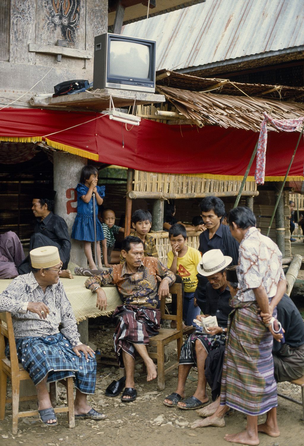 Foto: Šokující rituály v indonéské Toraji. Z nebožtíků dělají mumie a pak s nimi žijí doma.