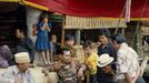 popis: Sulawesi 2008-07-23 00:00:00 Mandatory Credit: Photo by Eye Ubiquitous / Rex Features ( 783865A ) Toraja Funeral Festival. People gathered together with a television set above them on the roof INDONESIA Sulawesi