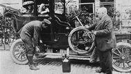 V roce 1904 vzniká Český klub motocyklistů v Království českém. Své členy vyzývá k založení "stanic klubu", v nichž bude možné si odpočinout a doplnit palivo po náročné cestě. Benzin se tehdy prodával na kilogramy (pro členy klubu za 40 haléřů) a naléval se do skleněných demižonů.