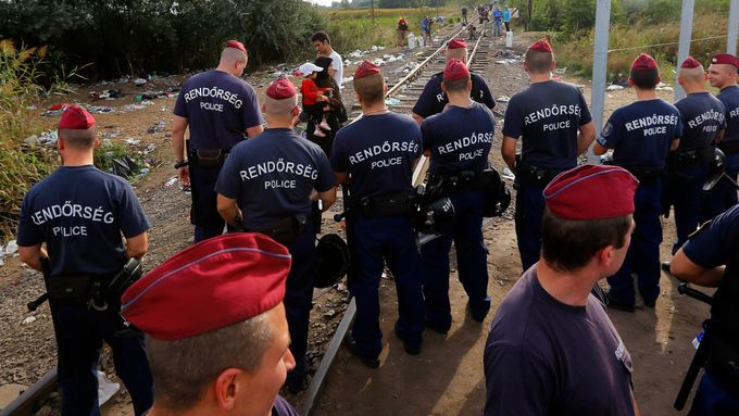 Maďarská policie obsadila železniční trať, přes kterou v minulých měsících prošly ze Srbska desítky tisíc migrantů. Několik hodin poté vešel v zemi v platnost přísnější zákon o ilegální migraci.