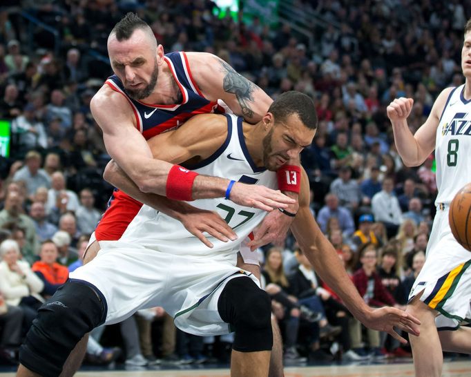 Marcin Gortat z Washingtonu atakuje Rudyho Goberta v utkání, které Utah vyhrál vysoko 116:69