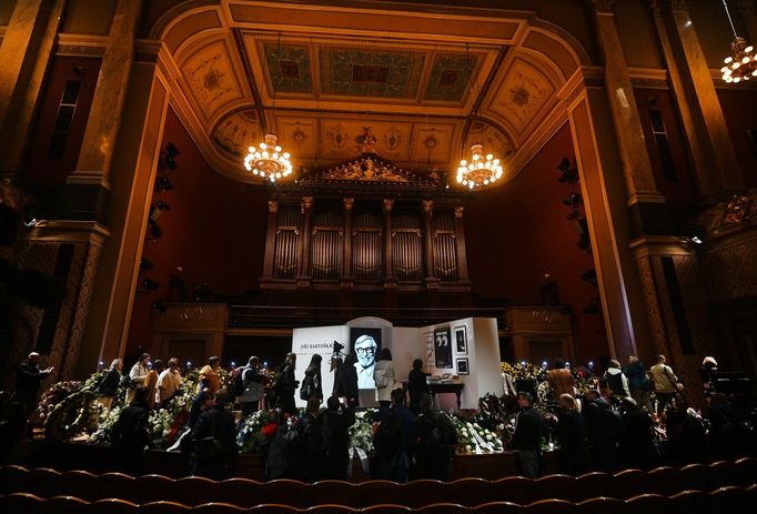 Poslední rozloučení s hercem a prezidentem karlovarského festivalu Jiřím Bartoškou. Lidé mohou v úterý 20. května přicházet do Dvořákovy síně v Rudolfinu až do 17 hodin.