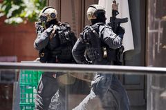 Policie zadržela muže za přípravu teroristického útoku v Sydney. Hrozí mu doživotí