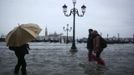 People walk through a flooded street during a period of seasonal high water in Venice November 11, 2012. The water level in the canal city rose to 149 cm (59 inches) above normal, according to local monitoring institute Center Weather Warnings and Tides. REUTERS/Manuel Silvestri (ITALY - Tags: ENVIRONMENT SOCIETY) Published: Lis. 11, 2012, 2:23 odp.