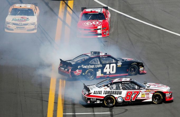 NASCAR Nationwide Series, havárie v Daytoně: Joe Nemechek (87),  Reed Sorenson (40)