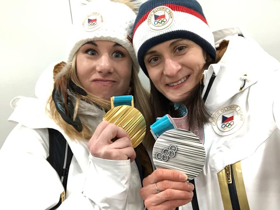 Martina Sáblíková a Ester Ledecká se svými medailemi z Pchjongčchangu 2018