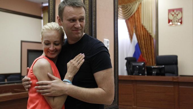 Alexej Navalnyj je na svobodě. Prozatím. Na snímku s manželkou Julií.