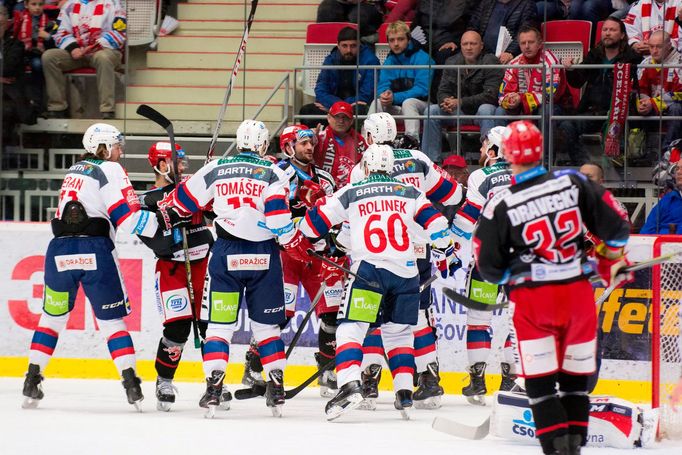 Třinec - Pardubice, 7. čtvrtfinále play-off 2018: Strkanice po nájezdu Tomáše Linharta před branku Pardubic (proti němu Ty Wishart)