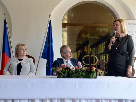 Prezident Miloš Zeman s manželkou Ivanou se setkal 2. dubna 2019 ve Vídni na úvod třídenní návštěvy Rakouska s krajany. Vpravo velvyslankyně Ivana Červenková.