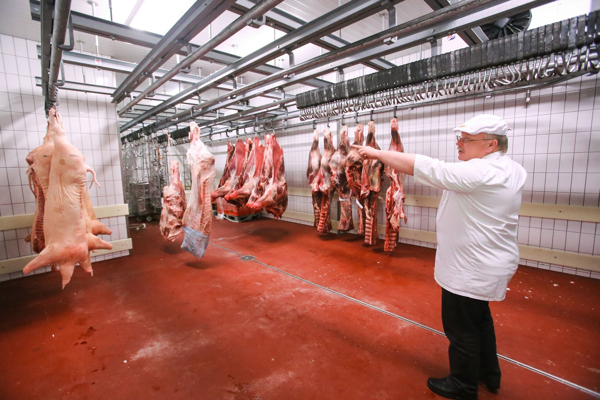 Hyperkmarket Globus - příprava masa, řeznictví, řezník Pavel Holeček
