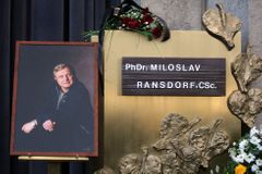 Vdova po Ransdorfovi se na pohřbu opřela do KSČM. Nechali tě v dluzích, odnesla to rodina, řekla