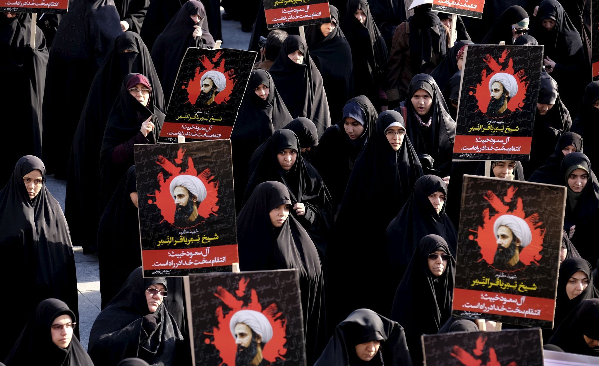 Íránky protestují v Teheránu proti popravě Nimra Bákira Nimra.