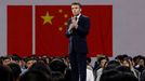 Francouzský prezident Emmanuel Macron při diskusi s čínskými studenty ve městě Kanton.