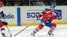 Hokejista Lva Praha Ľuboš Bartečko brání v utkání KHL proti CSKA Moskva.