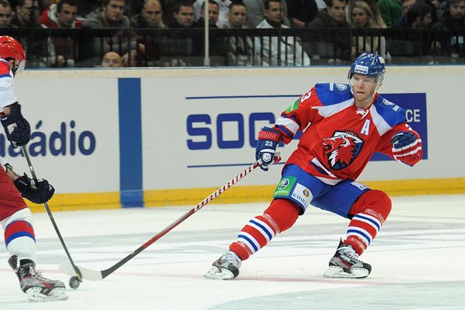 Hokejista Lva Praha Ľuboš Bartečko brání v utkání KHL proti CSKA Moskva.
