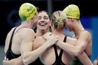 Australské plavkyně po vítězném závodě ve štafetě na 4x100 m volný způsob na OH 2020