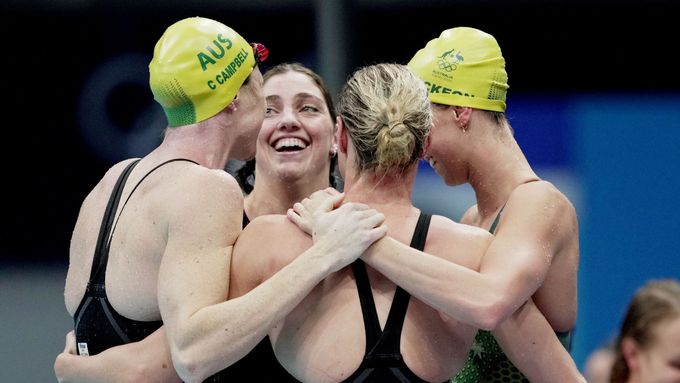 Australské plavkyně po vítězném závodě ve štafetě na 4x100 m volný způsob na OH 2020