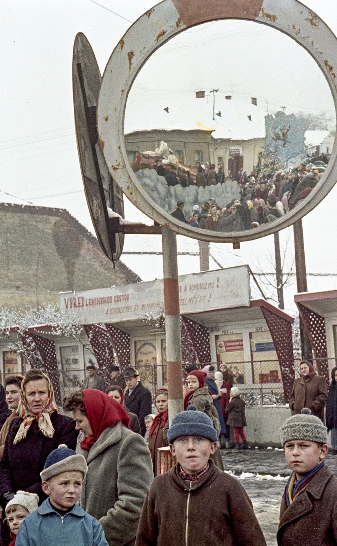 Lidé ve městě Fiľakovo na jižním Slovensku v roce 1961