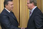 Janukovyč ustoupil, opozice však žádá jeho demisi