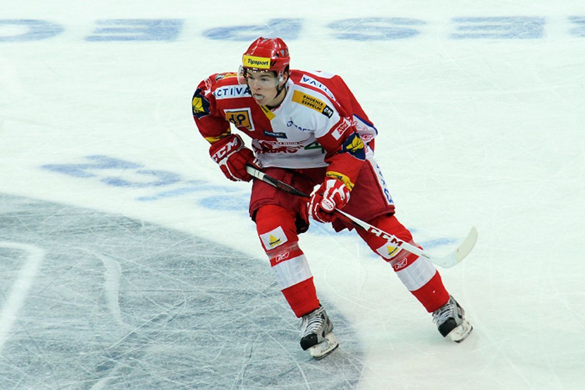 Hokejista Slavie Praha Tomáš Hertl v utkání 5. kola Tipsport extraligy 2012/13 s Karlovými Vary.