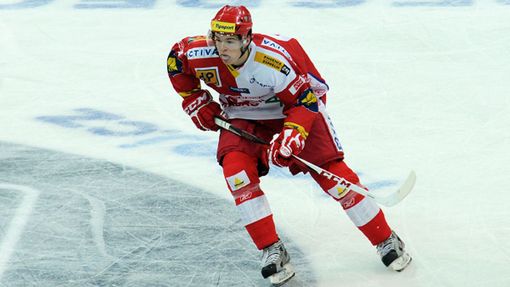 Hokejista Slavie Praha Tomáš Hertl v utkání 5. kola Tipsport extraligy 2012/13 s Karlovými Vary.