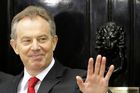 Blair řekl v slzách sbohem. Británii vládne Brown
