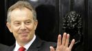 Tony Blair se loučí se svými příznivci před tradičním sídlem britských premiérů, Downing Street 10. V úřadě je poslední den.