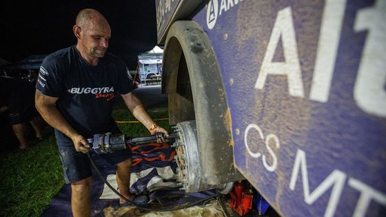 Přeneste se s námi do bivaku na Rallye Dakar a s pomocí lehce upravené písně Ladislava Vodičky se přesvědčte, jak náročný je život mechaniků na tomto jihoamerickém dobrodružství.