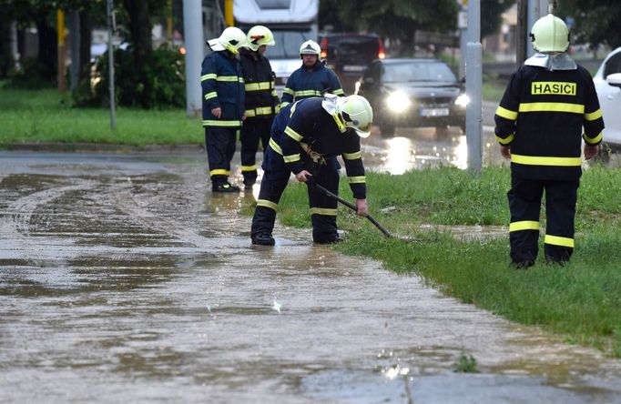 Ve Zlínském kraji zasáhly 13. června 2020 silné bouřky s přívalovým deštěm. Na snímku hasiči v Otrokovicích čerpají vodu ze zatopeného sklepu.