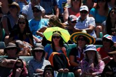 Na Australian Open sužuje tenisty i diváky horko