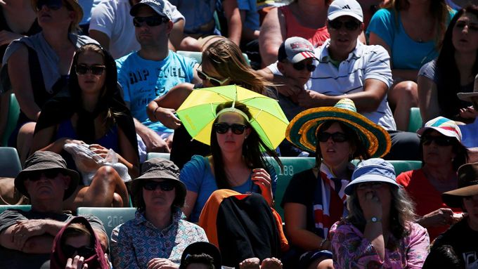 Nejen tenisté, ale i fanoušci si musejí v Melbourne při grandslamovém turnaji Australian Open dávat na horko velký pozor.
