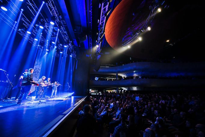 Snímek z koncertu Bély Flecka na brněnském Jazzfestu.