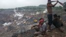 Workers sit atop of an open cast coal field at Dhanbad district in the eastern Indian state of Jharkhand September 18, 2012. With oil and gas output disappointing and hydropower at full throttle, Asia's third-largest economy still relies on coal for most of its vast energy needs. About 75 percent of India's coal demand is met by domestic production and, according to government plans, that won't change over the next five years. Picture taken September 18, 2012. To match INDIA-COAL/ REUTERS/Ahmad Masood (INDIA - Tags: BUSINESS EMPLOYMENT ENERGY SOCIETY ENVIRONMENT) Published: Říj. 21, 2012, 10:09 odp.