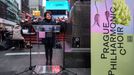 Snímek z vystoupení Pražského filharmonického sboru na Times Square.