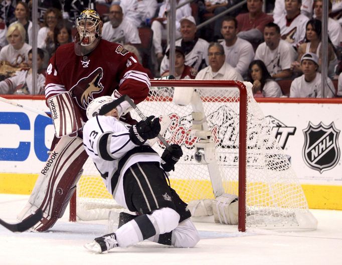 Střet Smitha a Browna v zápase Phoenix Coyotes - LA Kings