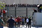 Situace na hraničním přechodu mezi mexickým městem Tijuana a předměstím kalifornského města San Diego se o víkendu vyhrotila.