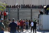 Situace na hraničním přechodu mezi mexickým městem Tijuana a předměstím kalifornského města San Diego se o víkendu vyhrotila.