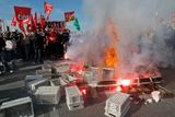 Demonstrace ve starém přístavu v Marseille - pálení železničních kolejí.