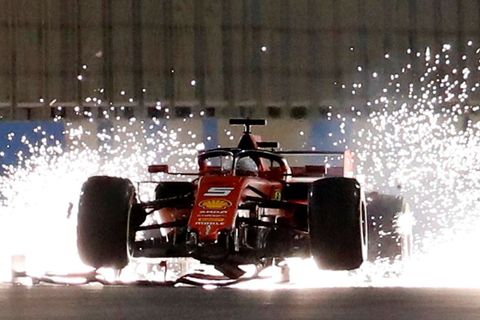 Sebastian Vettel právě přišel o přední spoiler svého Ferrari ve Velké ceně Bahrajnu 2019