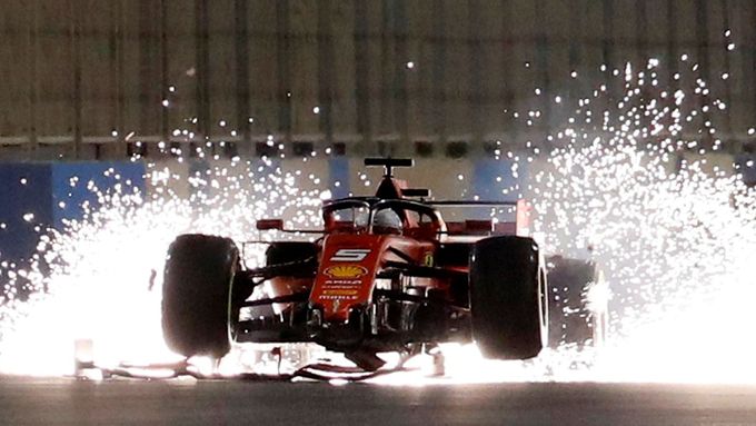 Sebastian Vettel právě přišel o přední spoiler svého Ferrari ve Velké ceně Bahrajnu 2019