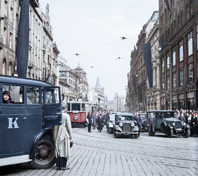 Archivní fotografie z pohřbu Tomáše Garrigua Masaryka, který se odehrál v Praze v září roku 1937. Kolorovaný černobílý snímek.