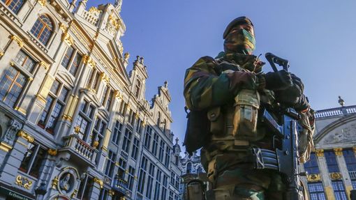 Voják hlídá v centru Bruselu, kde platí mimořádná bezpečnostní opatření kvůli hrozbě teroristických útoků.