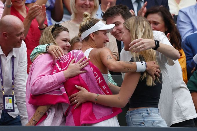 Markéta Vondroušová slaví s rodinou a přáteli vítězství ve finále Wimbledonu 2023