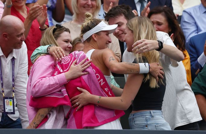 Markéta Vondroušová slaví s rodinou a přáteli vítězství ve finále Wimbledonu 2023